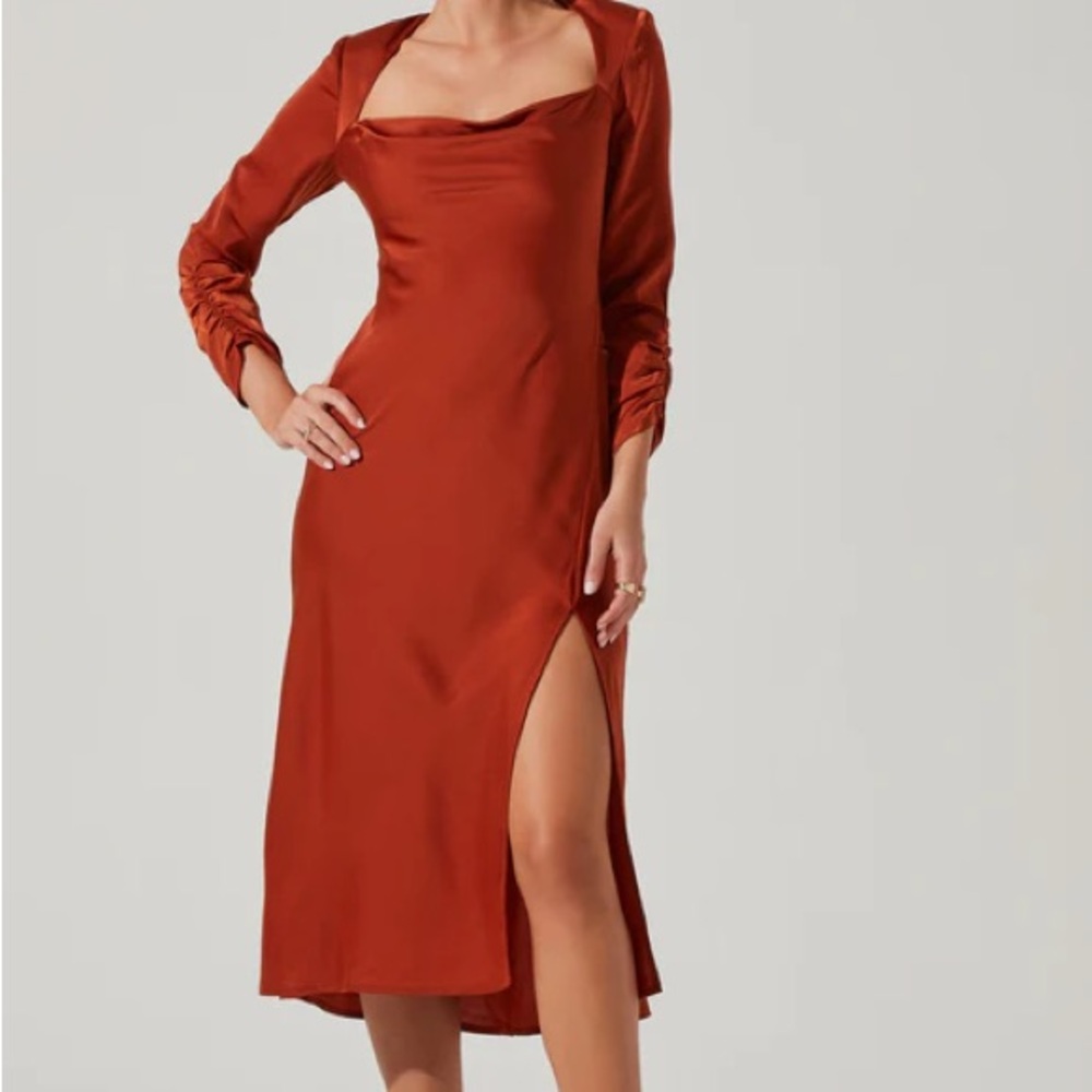ASTR THE LABEL GRACIE LONG SLEEVE CUTOUT SATIN MIDI DRESS in RUST